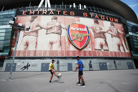 Các cầu thủ nhí tâng bóng bên ngoài sân vận động Emirates của Arsenal