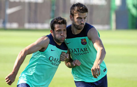  Hai hậu vệ đáng tin nhất của Barca là Pique (phải) và Alba đều đã trên 30 tuổi
