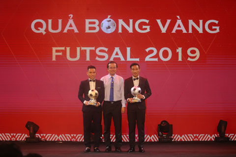 Văn Vũ (trái) trong đêm nhận Quả bóng vàng futsal Việt Nam 2019  Ảnh: QUỐC AN