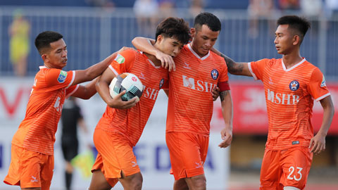 Đức Chinh (thứ 2 từ trái qua) đánh dấu sự trở lại bằng bàn thắng vào lưới Huế hôm 24/5	Ảnh: SÔNG HÀN