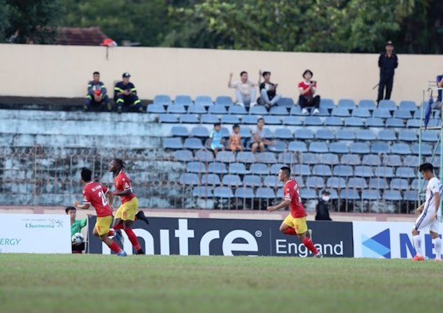 Niềm vui của các cầu thủ HL Hà Tĩnh khi ghi bàn thắng trên sân Tam Kỳ. Ảnh: Hải Nam