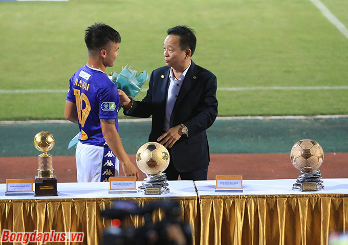 Trước trận đấu với Đồng Tháp ở vòng 1/8 Cúp Quốc gia - Bamboo Airways, Quang Hải cùng các đàn anh được Hà Nội FC tổ chức vinh danh 