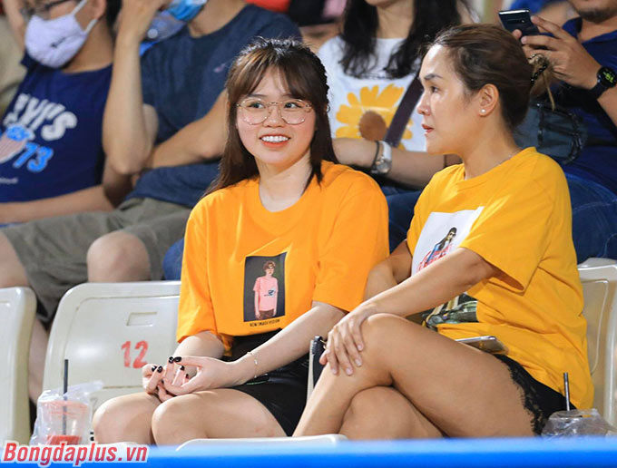 Huỳnh Anh (trái), bạn gái Quang Hải đến xem bạn trai thi đấu 