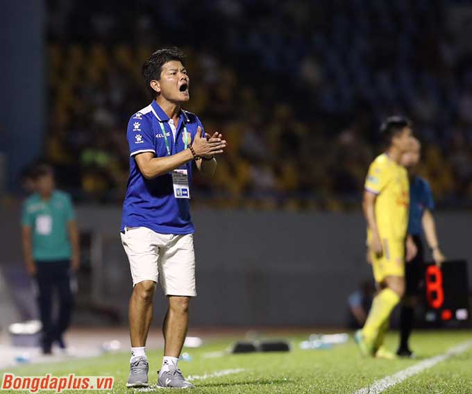 GĐKT Nguyễn Văn Sỹ dặn các cầu thủ DNH Nam Định duy trì sự hưng phấn 