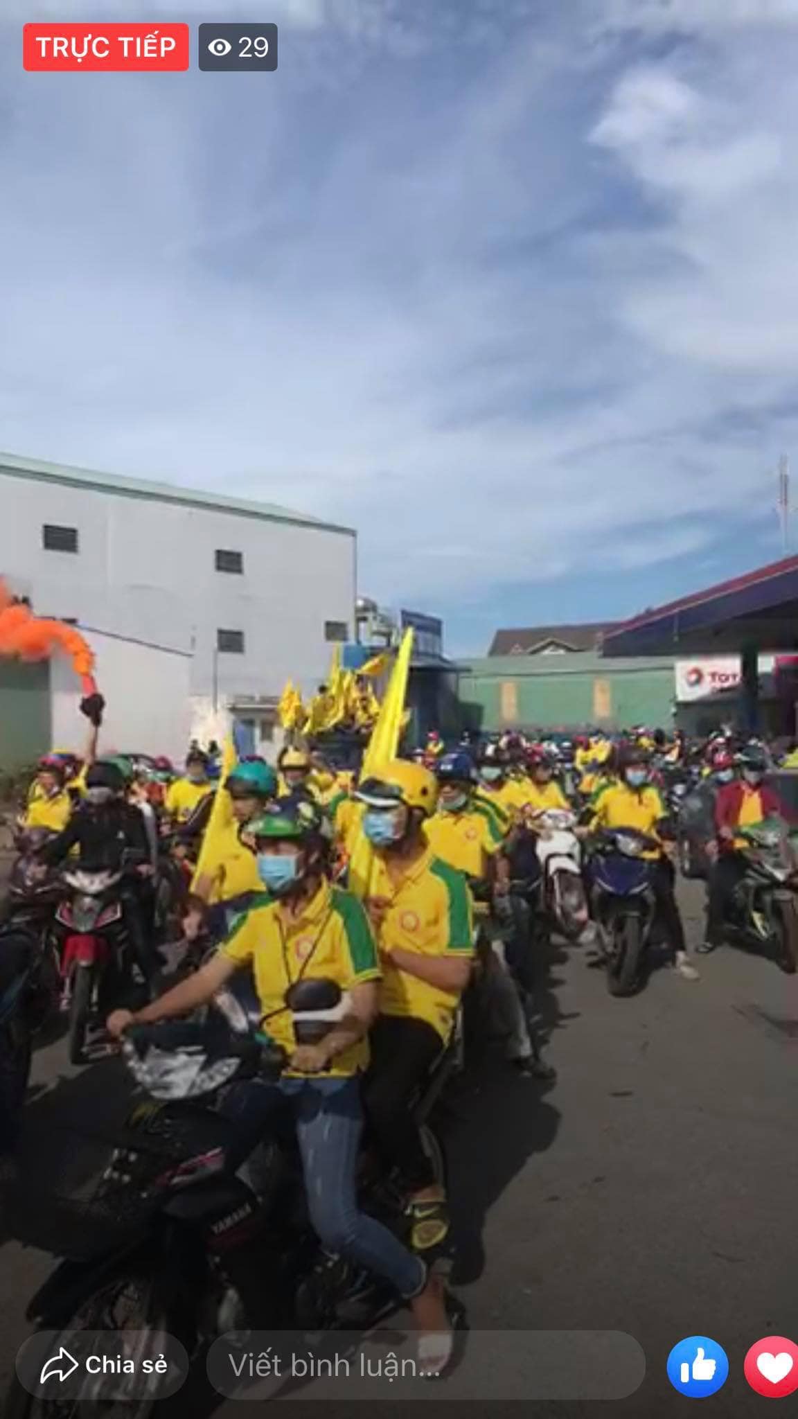 CĐV Thanh Hoá diễu hành trước khi di chuyển ra sân Gò Đậu - Ảnh: LiveFB