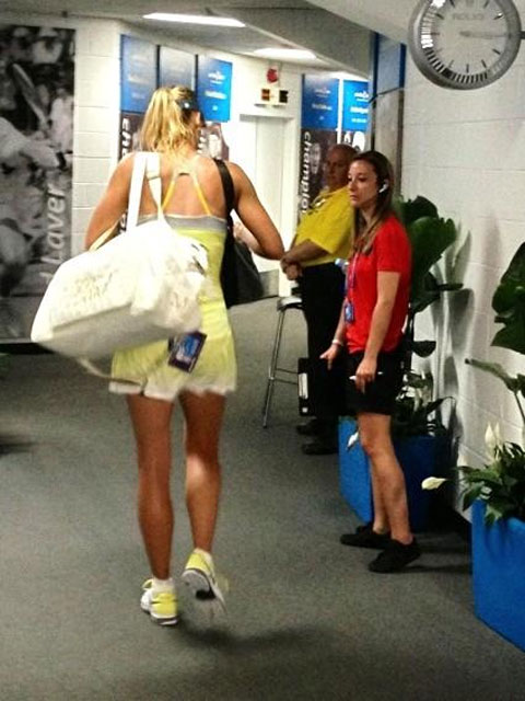Sharapova cắm cúi bước vào phòng thay đổ ở Australian Open 2013