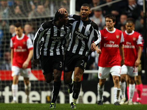 Các cầu thủ Newcastle ăn mừng màn lội ngược dòng khó tin trước Arsenal