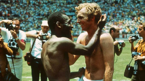 Pele đổi áo với Bobby Moore sau trận đấu tại World Cup 1970