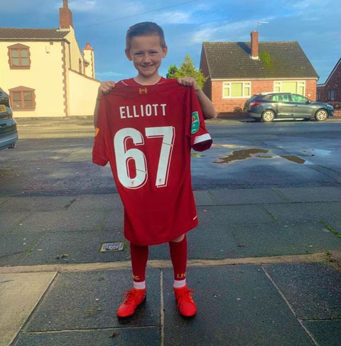 Elliott đã trở thành cầu thủ trẻ nhất trong lịch sử được thi đấu ở Premier League khi mới 16 tuổi 30 ngày