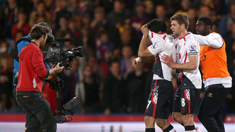 Hình ảnh gây ám ảnh sau trận đấu, khi Gerrard và Toure dìu Suarez khóc ngất rời sân sau trận