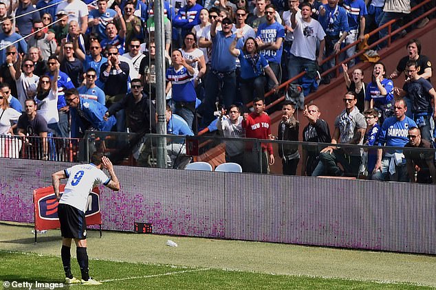 Hình ảnh trêu tức CĐV Sampdoria sau khi ghi bàn của Icardi