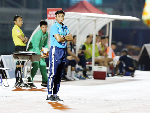 HLV Lê Huỳnh Đức lo lắng nhìn học trò thi đấu lép vế trên sân Thống Nhất tại Cúp QG mới đây - Ảnh: Quốc An