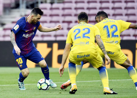 Trận Barcelona (trái) -Las Palmas hồi năm 2017 cũng đã diễn ra trên sân không có khán giả