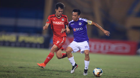 Văn Quyết (phải) nỗ lực đi bóng trong sự truy cản của Văn Toàn tại V.League 2019	Ảnh: Minh Tuấn