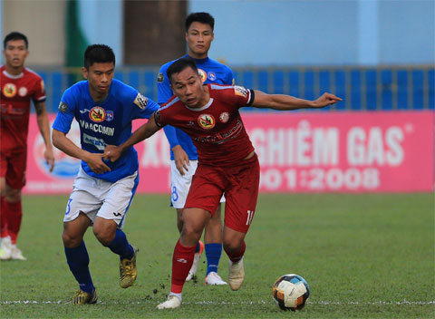 Quang Nam (phải) thi đấu tại V.League  Ảnh: Đức Cường