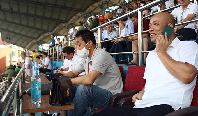 Trợ lý Lee Young Jin có mặt ở sân Thiên Trường để dự khán trận đấu giữa DNH.NĐ và Viettel ở vòng 3 V.League 2020. "Cánh tay phải" của thầy Park đến sân để tìm thêm những nhân tố mới cho ĐTQG ở lần tập trung sắp tới 