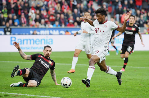 Điểm tựa sân nhà sẽ giúp Leverkusen (áo sẫm) ngắt mạch chiến thắng của Bayern ở con số 8