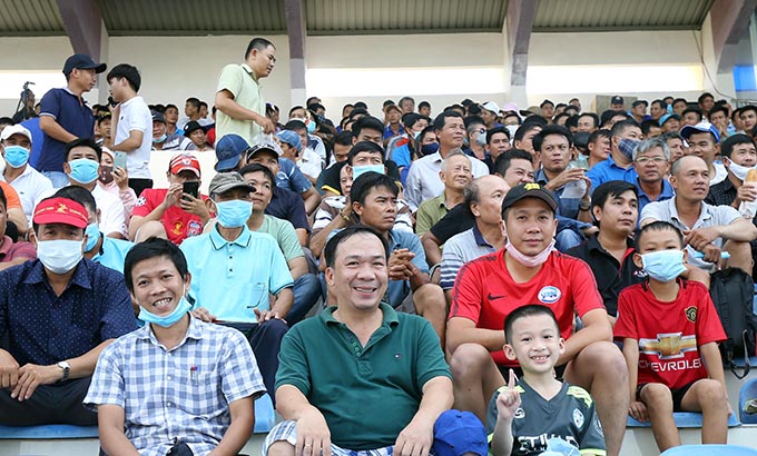 4.000 khán giả Bình Định cảm thấy mãn nhãn với chiến thắng đậm đà của đội nhà. Ảnh: Quốc An