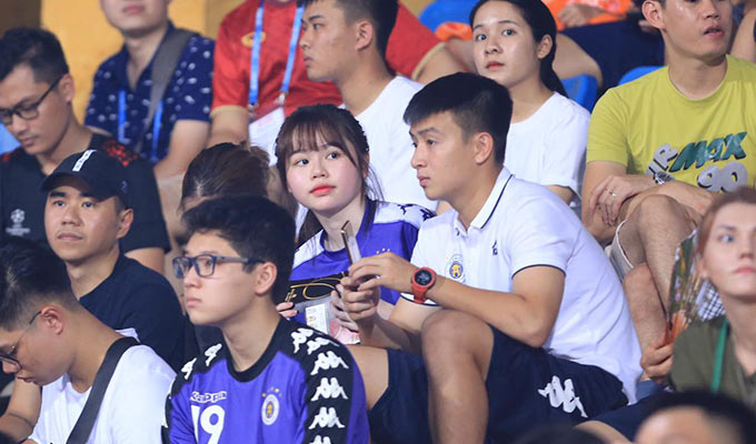 Trên khán đài sân Hàng Đẫy còn có bạn gái của tiền vệ Quang Hải - Huỳnh Anh 