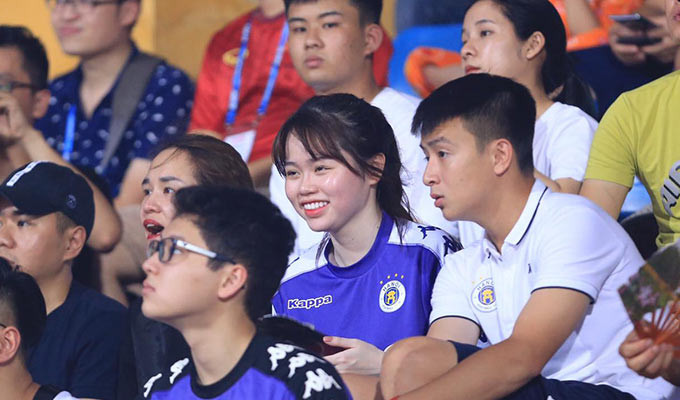 Cô bạn gái Hot girl của tiền vệ ĐT Việt Nam khá thoải mái trong trang phục thi đấu của bạn trai. Huỳnh Anh chăm chú theo dõi người yêu thi đấu dưới sân 