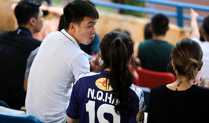 Lần này, cô bạn gái của Quang Hải thu hút NHM và giới truyền thông bằng việc mặc một chiếc áo thi đấu có tên bạn trai sau lưng. Cô tỏ ra tự nhiên khi trò chuyện cùng những người bạn của mình trên khán đài 