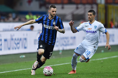 Brozovic (trái) đã tham gia vào 8 bàn thắng cho Inter ở Serie A mùa này