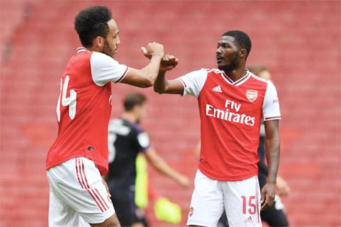 Aubameyang (trái) và đồng đội đại thắng Charlton 6-0 trong trận giao hữu tại Emirates