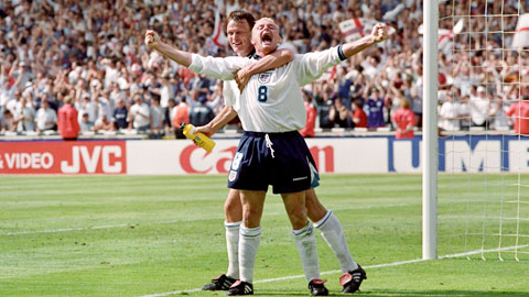 Gascoigne ăn mừng bàn thắng cho ĐT Anh ghi vào lưới Scotland tại EURO 1996 