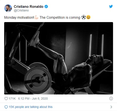 Ronaldo khoe cơ bắp cùng thông điệp "Monday Motivation"