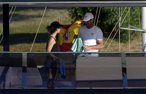 Nadal cùng cô vợ xinh đẹp Xisca Perello thăm chiếc du thuyền mới