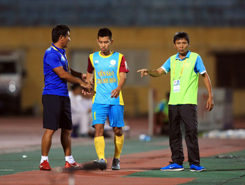 HLV Võ Đình Tân (bìa phải) đã đóng góp rất nhiều công sức cho bóng đá Khánh Hòa - Ảnh: MINH TUẤN