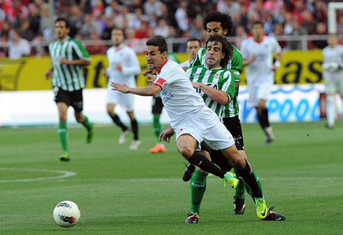 Sevilla (áo trắng) cùng Betis sẽ cống hiến một trận cầu tưng bừng