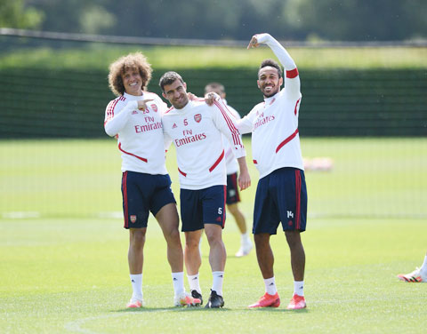 Đội trưởng Aubameyang (phải) và các cầu thủ Arsenal tỏ ra rất lạc quan khi tập luyện trở lại