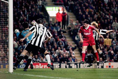 Liverpool (áo sẫm) tiếp Newcastle hôm 3/4/1996 được coi là trận đấu hay nhất ở thập niên đầu tiên của Premier League