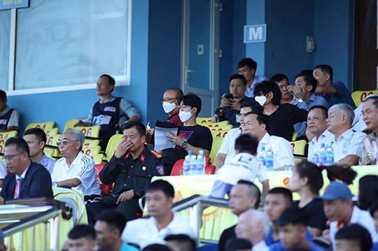 HLV Park Hang Seo có mặt trên sân Thanh Hoá để theo dõi trận đấu. Ảnh: Phan Tùng