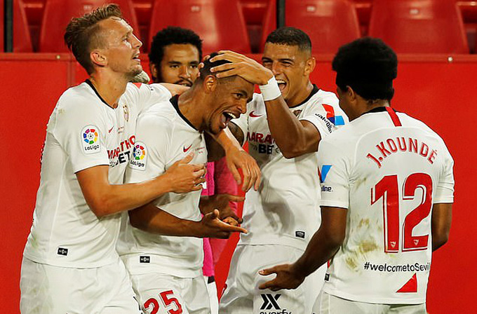 Fernando (giữa) ăn mừng bàn thắng thứ 2 của Sevilla cùng các đồng đội
