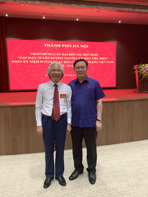 Bí thư thành ủy Hà Nội Vương Đình Huệ chụp ảnh lưu niệm cùng Tổng biên tập Tạp chí Bóng đá Nguyễn Văn Phú tại buổi gặp mặt các đại biểu 
