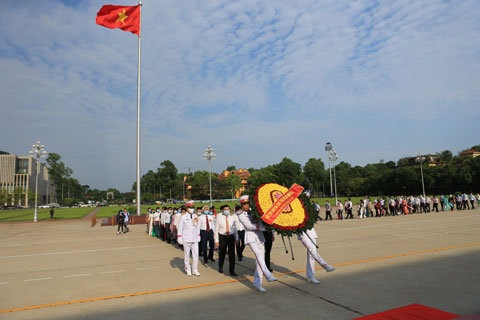 Các đại biểu dâng hương và đặt vòng hoa vào viếng Chủ tịch Hồ Chí Minh 