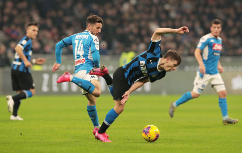 Napoli (áo sáng) của HLV Gattuso đủ sức đánh bại Inter một lần nữa để giành vé vào chung kết