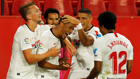 Đồng đội ăn mừng bàn thắng ấn định tỷ số 2-0 cho Sevilla của Fernando (số 25)