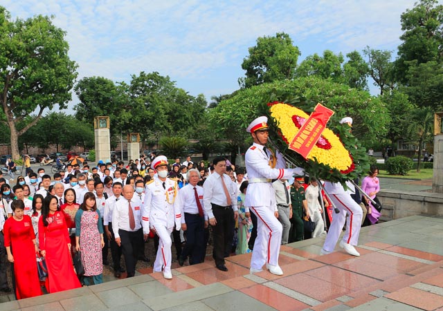 Các đại biểu dâng hương và đặt vòng hoa trước Đài tưởng niệm các Anh hùng liệt sỹ tại đường Bắc Sơn