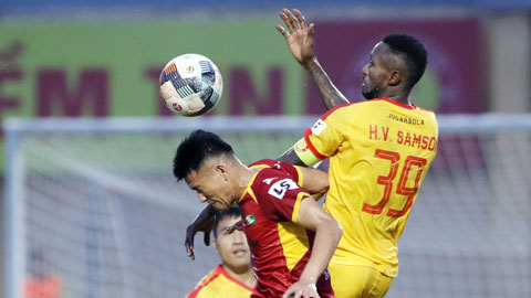 Cầu thủ nội ở SLNA (trái) đang gánh thay cả phần cầu thủ ngoại 	Ảnh: Phan Tùng