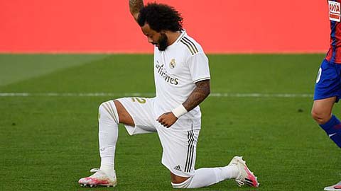 Marcelo quỳ gối sau khi ghi bàn để ủng hộ người da màu