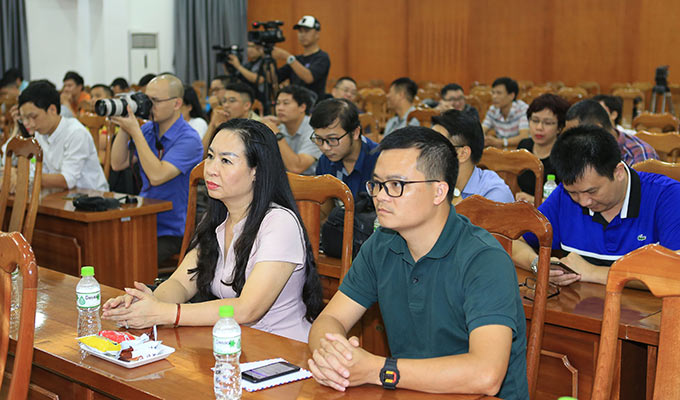 Phó tổng biên tập Tạp chí Bóng đá Thạc Thị Thanh Thảo và Nguyễn Tùng Điển đến dự 
