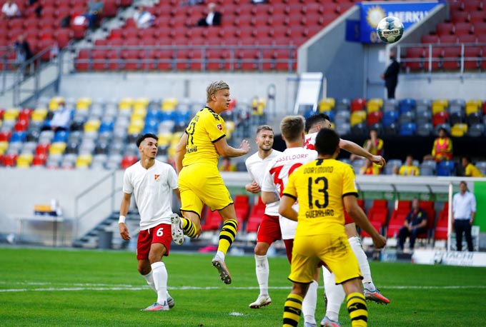 Haaland đánh đầu ghi bàn ở phút 95 giúp Dortmund kiên trì bám đuổi Bayern