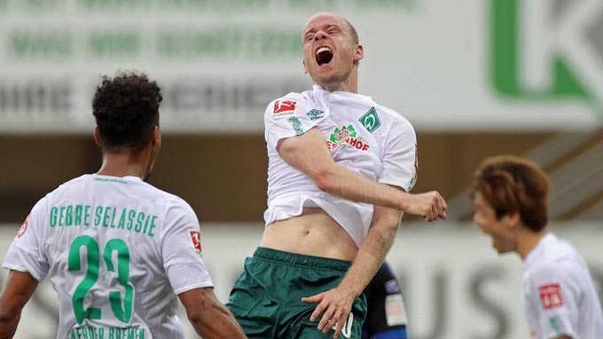 Bremen đã có trận thắng tưng bừng 5-1 trên sân của Paderborn để nuôi hy vọng trụ hạng