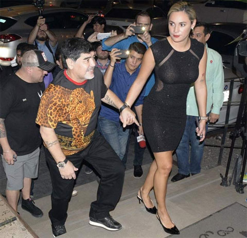 Huyền thoại bóng đá Diego Maradona (59 tuổi) đính hôn với bạn gái Rocio Oliva (29 tuổi) năm 2018