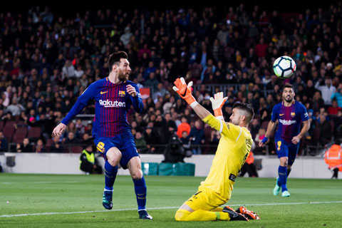 Barca của Messi (trái) sẽ đè bẹp đối thủ Leganes để tiếp tục giữ vững ngôi đầu
