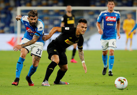 Tính cả trận gặp Napoli ở bán kết lượt về Coppa Italia vừa qua, Lautaro (áo sẫm) đã tịt ngòi 6 trận liên tiếp