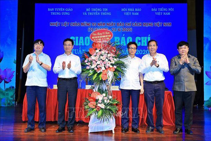 Phó Thủ tướng Vũ Đức Đam (thứ 3 từ phải sang) tặng lẵng hoa chúc mừng đội ngũ những người làm báo nhân kỷ niệm 95 năm Ngày Báo chí Cách mạng Việt Nam